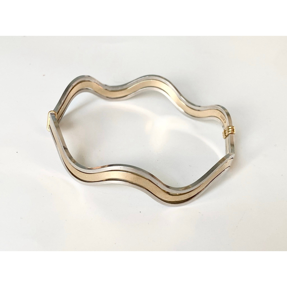 Vintage Avon Wavy Goldtone Silvertone Bangle Bracelet. Two tone. - Picture 4 of 8